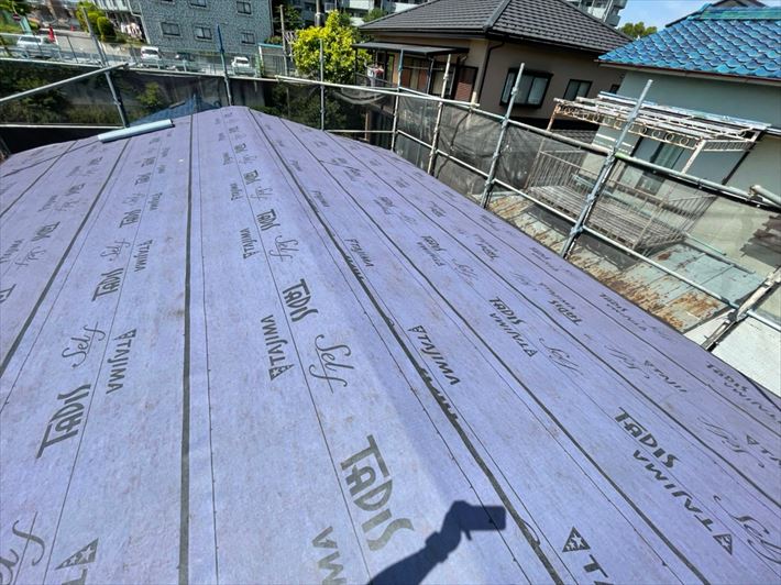 屋根カバー工事にてルーフィング敷設完了